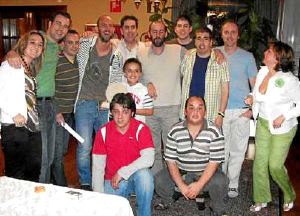 Gonzalo Colsa, con los miembros de la peña Racinguistas online./