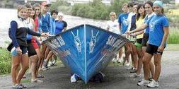 Tripulación femenina de la trainera de Astillero, que estará este año en la Bandera de La Concha. / CELEDONIO/