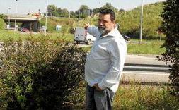 El portavoz de la familia aparece señalando con su brazo el lugar de Colindres, próximo a la autovía, donde se produjo el siniestro. / R. S/