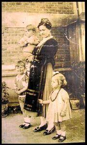Celestina García Rebollar, natural de Selaya. Nodriza de los marqueses de Oquendo, en Madrid. Año 1925. MUSEO DE LAS AMAS DE CRÍA/