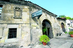 Fachada de 'La Torruca de Quijas'. / J. M. R. L./