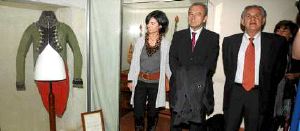 Paloma Botín, Francisco Javier López Marcano y Ángel Duque, junto a la casaca de Velarde. / SANE/