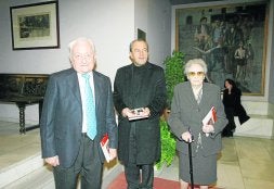 El consejero de Cultura del Gobierno cántabro, Francisco Javier López Marcano, y el presidente de esa institución, Carlos Galán, presentaron ayer el libro de la histororiadora Carmen González-Echegaray 'Pandereteras de Cantabria'. A los asistentes se les regaló un libro. / SANE/