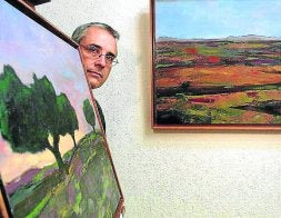 El pintor Miguel Ruiz-Poveda, en la galería Cervantes. / D. PEDRIZA/