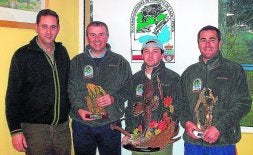De izquierda a derecha, el presidente de Fomento, Aníbal Pérez Gutiérrez; el segundo clasificado, Jaime L. Ribalaygua; el campeón, Daniel Bilbao; y el tercer clasificado, Sergio Calvo. / DM/