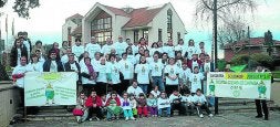 Participantes en la marcha solidaria, procedentes de diferentes municipios de Cantabria. /R. A./