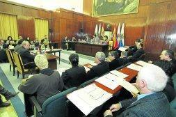 Sesión plenaria de ayer en el Ayuntamiento de Santander. / CELEDONIO/