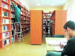 Biblioteca del centro de la UNED de Cantabria, situado en la calle Alta. / DANIEL PEDRIZA/