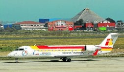 El CRJ-200 de Air Nostrum seguía ayer en Parayas. / D. PEDRIZA/