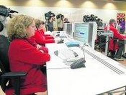 Los trabajadores y trabajadoras del servicio pudieron comprobar el estado de las nuevas instalaciones de la sede y manejar algunos de los intrumentos. /CELEDONIO/