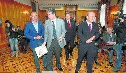 Bernando Hernández (izq.) entra en la sala donde impartió la conferencia con Íñigo de la Serna, Carlos Hazas y Javier López Marcano. /ANDRÉS FERNÁNDEZ/
