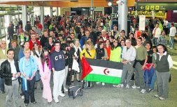 El grupo, en la terminal de salidas de Parayas poco antes de partir, ayer por la tarde. / SANE/