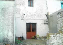 Vivienda de Valencia de Alcántara (Cáceres) donde se produjo el asesinato./ EMILIO JOSÉ RODRÍGUEZ/