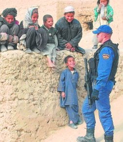 Un policía español entabla relación con los niños afganos./ R. C./