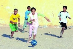 Un grupo de niños saharauis jugando al fútbol en un campo de refugiados. /DM/