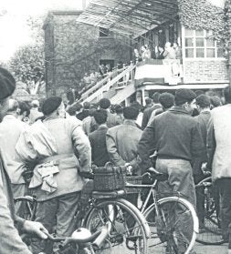 Solvay, 1950. Los obreros llevaban en el trasportín sus cestas con comida. / L. P./