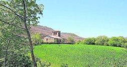 Paisaje del enclave de Cezura, con una iglesia al fondo. / GONZALO ALCALDE CRESPO/