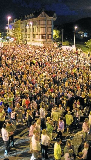 Las calles y plazas de Noja se llenaron de gente protestando por la subida de impuestos. / D. PEDRIZA/