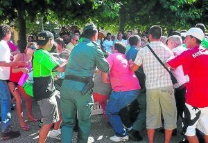 Vecinos y manifestantes pasaron de los insultos a los empujones y las patadas. /ROBERTO ALONSO/