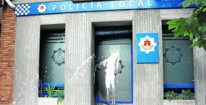 La entrada del edificio de la Policía Local presenta serios desperfectos tras el intento de incendiarla. /JAVIER ROSENDO/