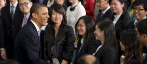 Obama saluda a una componente del grupo de universitarios con los que mantuvo un encuentro en el Museo de la Ciencia y Tecnología de Shanghai. / AFP/