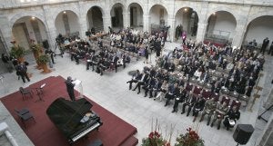 Palacio pronuncia su discurso en el patio del Parlamento en el que se pudieron ver muchas sillas vacías. ::
ANDRÉS FERNÁNDEZ/