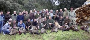 La cuadrilla de Victoriano Velarde, con los ocho jabalíes cazados en el monte lebaniego de Dobra Regaos. :: DM Cuadrilla de Domingo Bueno, con el cupo de Bicobres Sur. :: DM Magnífico jabalí de 117 kilos abatido en Puente Viesgo. :: DM/