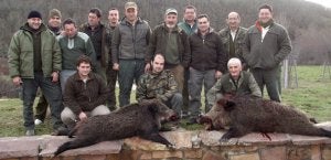 Componentes de la cuadrilla 93 de Felipe González, con los dos jabalíes abatidos en montes palentinos. ::
DM
Miembros de la cuadrilla 82, con dos suidos cazados en San Cifrián. ::
DM
En Valfría también tuvieron acierto los de la cuadrilla 82. ::
DM/
