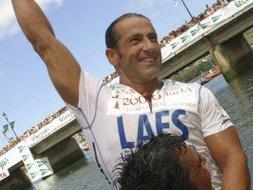 Julio Martínez celebra su triunfo en el Sella de 2009. :: DM/