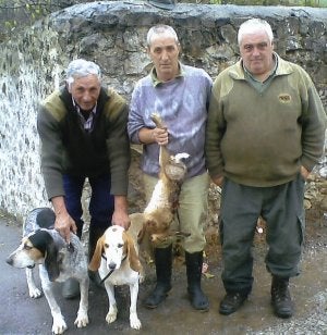 Agapito, Mauricio y Paco, con la liebre cazada en Esponzués. ::
DM/