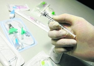 Todo el material sanitario punzante se sustituirá por otro que retrotrae la aguja después de su uso. ::
DM/