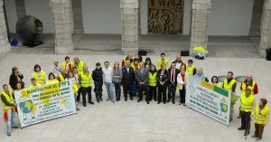 Miguel Ángel Palacio, en el centro, junto a Ángel Duque, rodeado por los participantes en la marcha. :: SE QUINTANA/