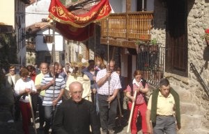 La Cruz es transportada por las calles de Potes por un grupo de fieles. ::
P. A./