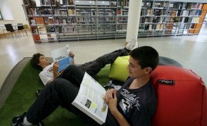 Aunque el público adulto sigue siendo el que más acude a las bibliotecas, el futuro parece estar asegurado a juzgar por la imagen captada en la Biblioteca Central. ::
DANI PEDRIZA/