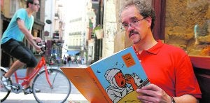 El psiquiatra Juan Medrano, ayer en Vitoria, con un ejemplar de 'Tintín'. ::
BLANCA CASTILLO/