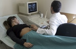Una mujer es explorada en una clínica privada de interrupción del embarazo. :: AP/