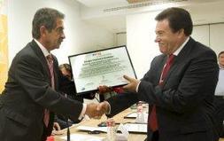 Miguel Ángel Revilla entrega al doctor Benigno Casanueva el premio de la sociedad médica. :: SE QUINTANA/