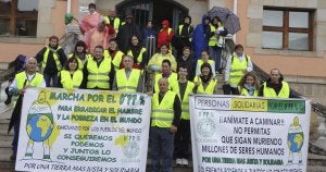 Los manifestantes a su llegada al Ayuntamiento de Piélagos. ::
DM/