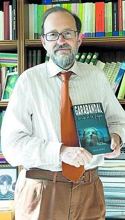 Enrique Álvarez, con su libro sobre Garabandal. :: SÉ QUINTANA Las niñas de Garabandal, durante un éxtasis místico. :: DM/