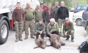 Miembros de la cuadrilla 90, con dos jabalíes cazados en Hijedo. :: DM/