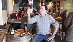 Jorge López degusta un vino de Ribera del Gállego-Cinco Villas en el bar Ostende de Castro Urdiales. :: E. RUIZ/
