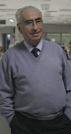 Marcelino, con su eterna sonrisa y en su casa, la redacción de El Diario Montañés. :: ANDRÉS FERNÁNDEZ/