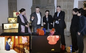 La muestra configurada por artistas, ilustraciones y cajas de luz se exhibe este mes en Santander. ::
LUIS SEVILLA/