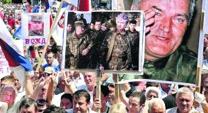 Veteranos de guerra portan retratos de Mladic en Banja Luka para mostrar su respaldo al exgeneral. ::
REUTERS/