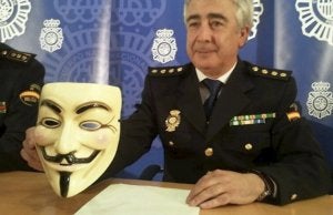 El responsable de la Brigada de Investigación Tecnológica muestra una máscara usada por el grupo 'Anonymous'. ::
R. C./