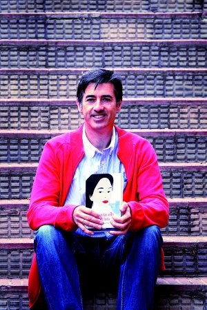 Carlos Villar Flor posa con su nueva novela. ::
JUSTO RODRÍGUEZ/