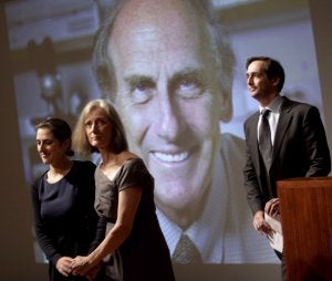 La viuda y los hijos de Ralph Steinman, ante una imagen del científico, en la ceremonia de ayer. ::
EFE/