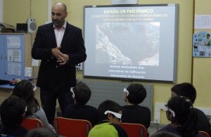 Antonio Aretxabala, durante su intervención en el colegio Marquesa Viluma de Voto. ::
I. B./