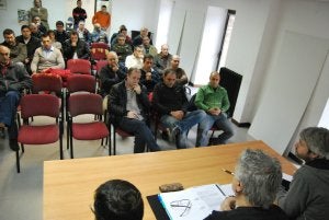 Asamblea de trabajadores celebrada en Bosch, en San Felices. ::
N. C./