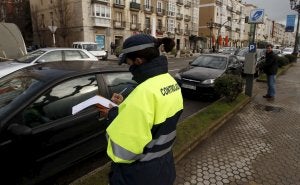 Una agente de la OLA en el Paseo de Pereda, una de las zonas de la ciudad por donde circulan más vehículos al día. :: DANIEL PEDRIZA/